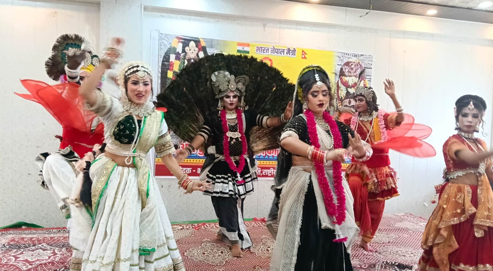 बलरामपुर के तुलसीपुर में सांस्कृतिक कार्यक्रम प्रस्तुत करते कलाकाल ।-संवाद