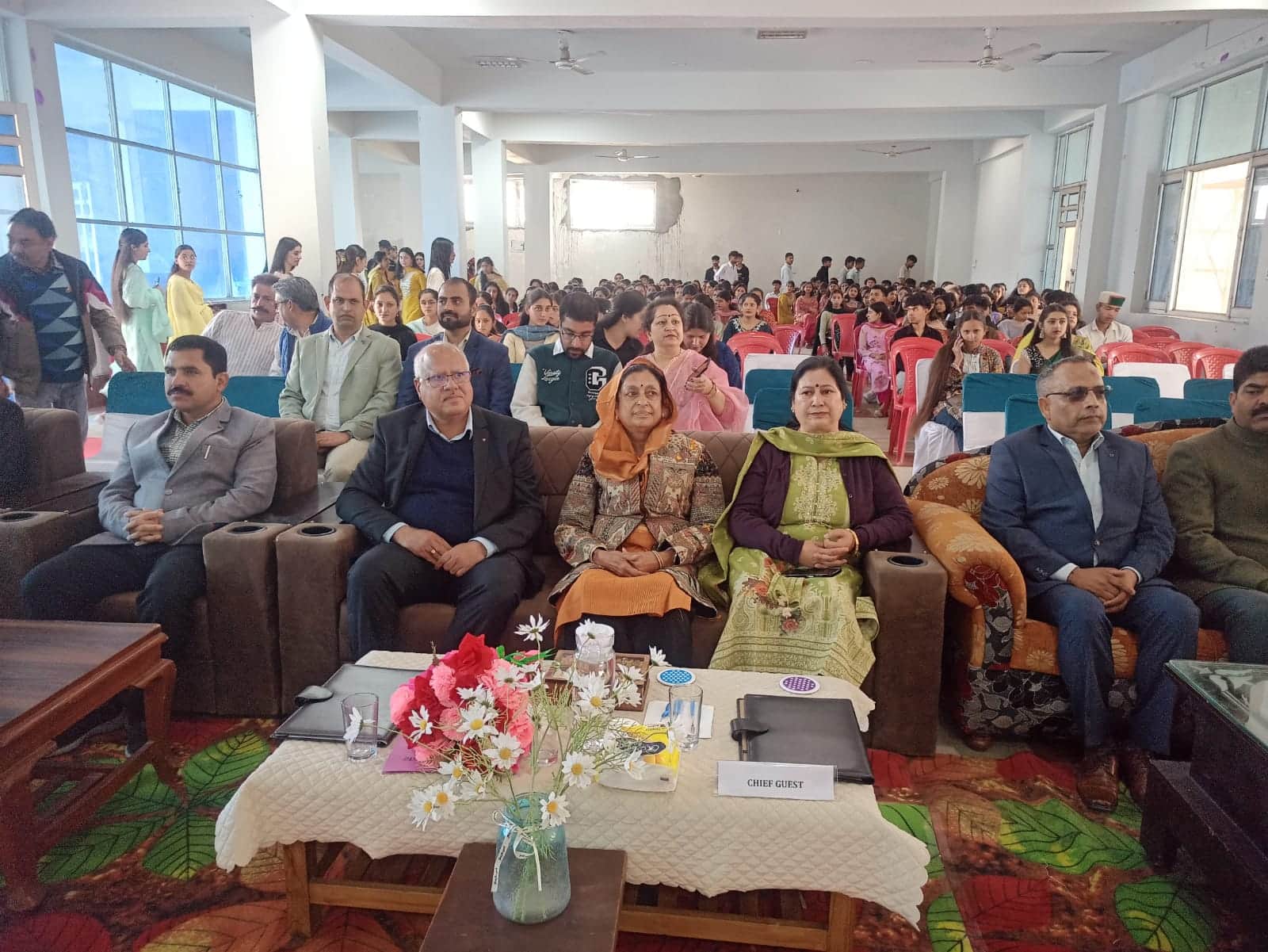 बनीखेत कॉलेज में आयोजित कार्यक्रम में मौजूद पूर्व विधायकआशा कुमारी समेत अन्य। संवाद