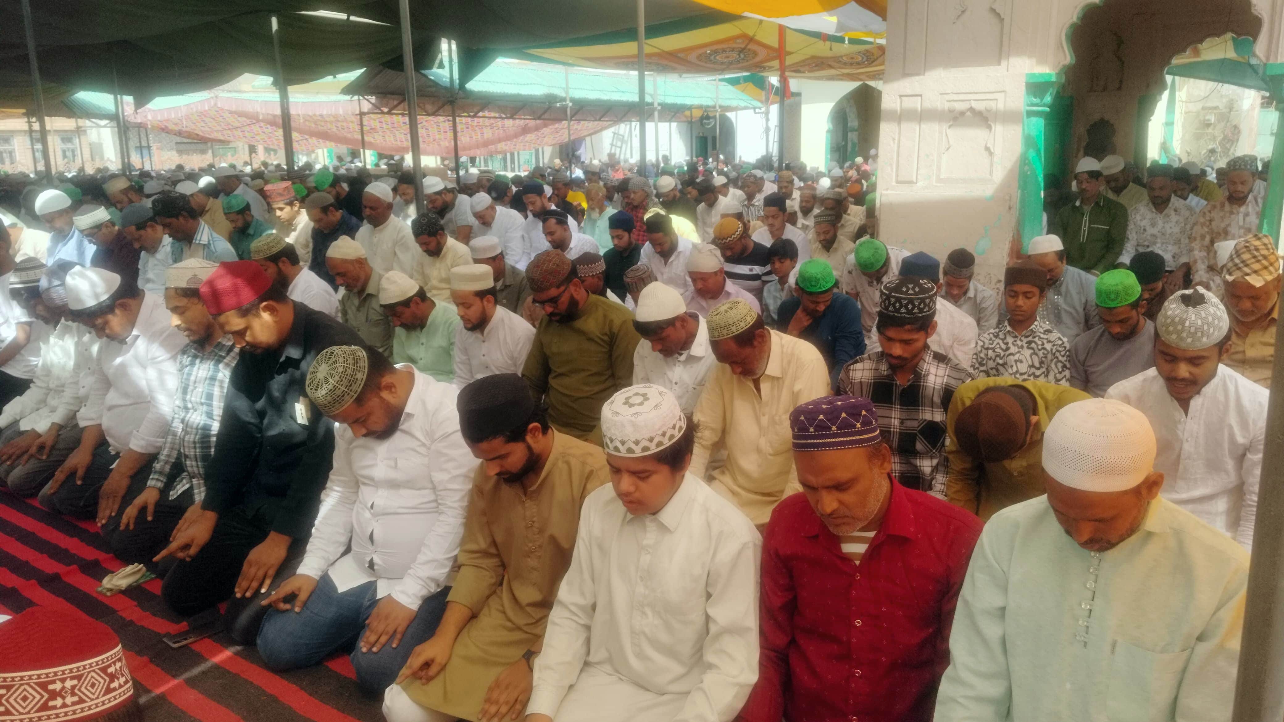 चौक बाजार _स्थित शाही जामा म_स्जिद में जुमा अलविदा की नमाज अदा करते लोग। 