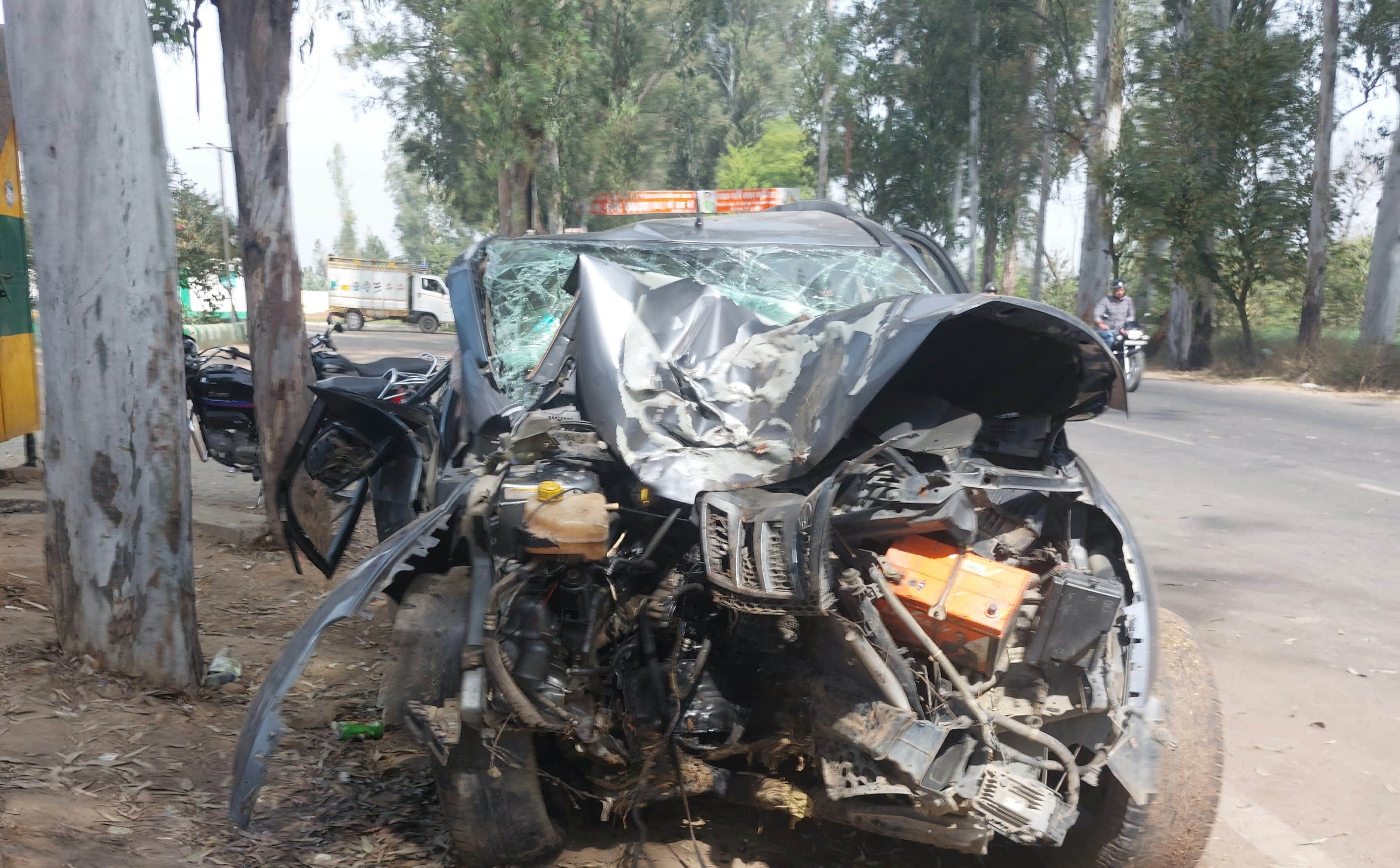 चरथावल मार्ग पर सड़क हादसे में क्षतिग्रस्त कार: संवाद