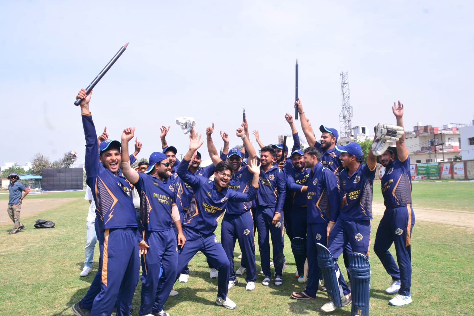 चौधरी चरण सिंह स्पोर्ट्स स्टेडियम में जीत के बाद खुशी मनाती टीम : संवाद