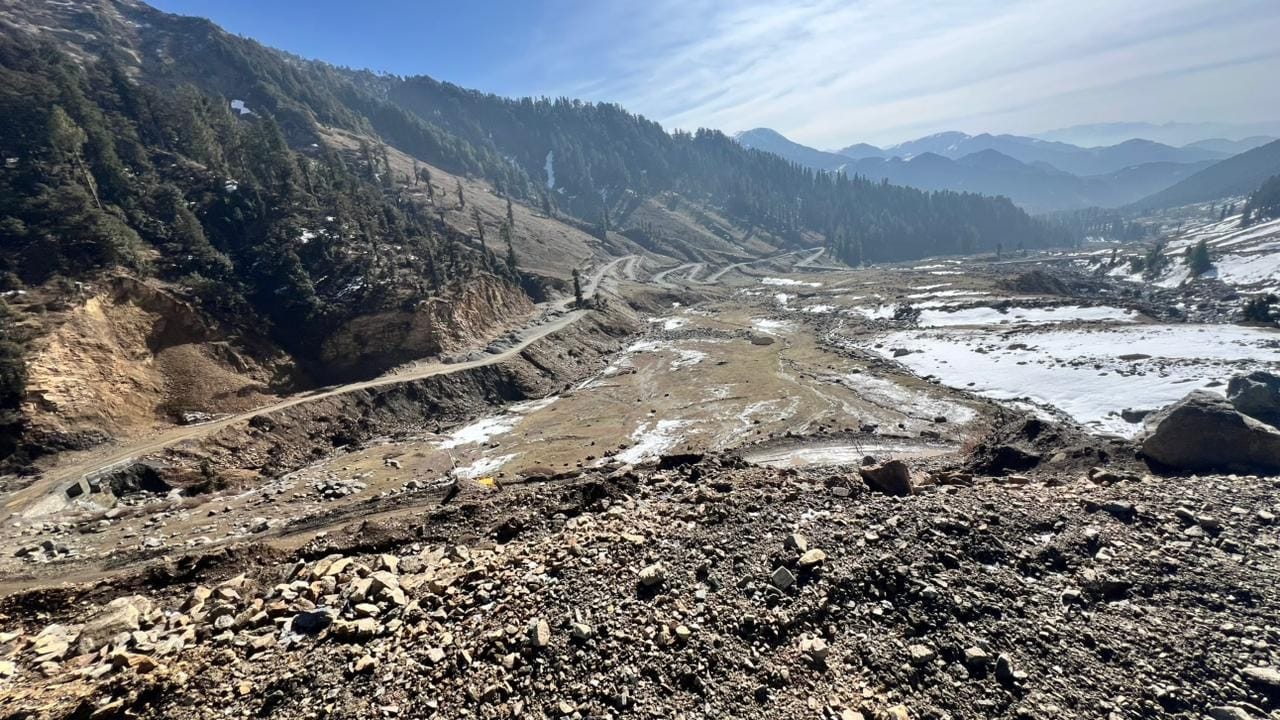 छत्रगलां टॉप के पास से सरथल के बीच मार्ग से बर्फ चौबीस घंटे के भीतर ही पिघल गईसंवाद