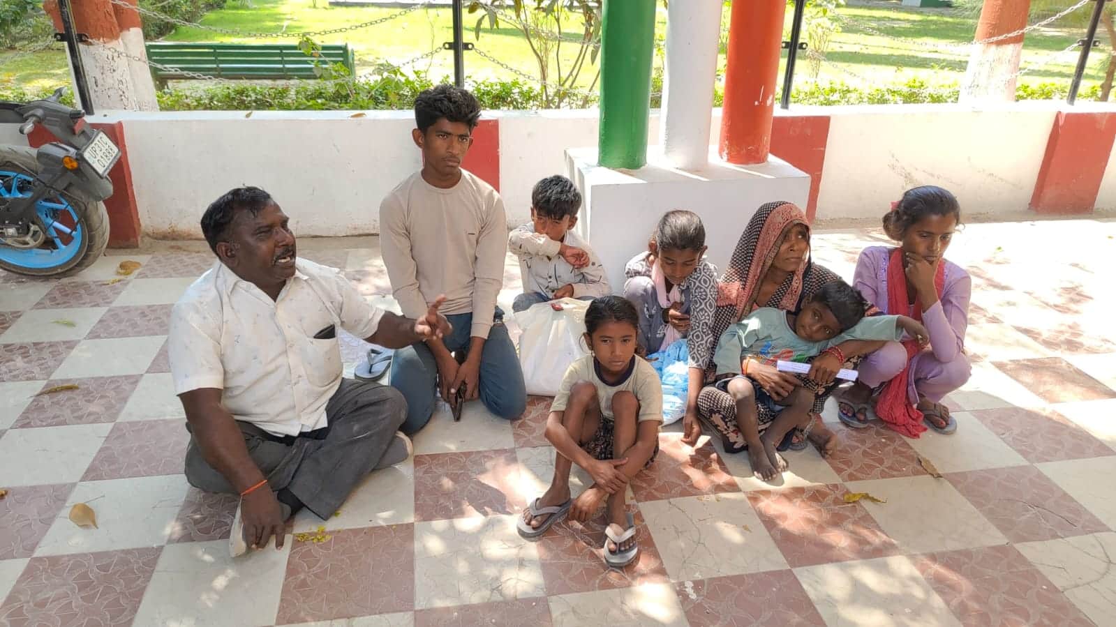 डीएम ऑफिस के बाहर बीबी बच्चों सहित धरने पर बैठे किसान राम प्रकाश। संवाद