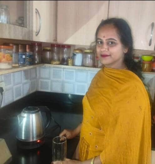 ए टू जेड कॉलोनी में इलेक्ट्रिक केटल का प्रयोग करती महिला स्रोत संवाद