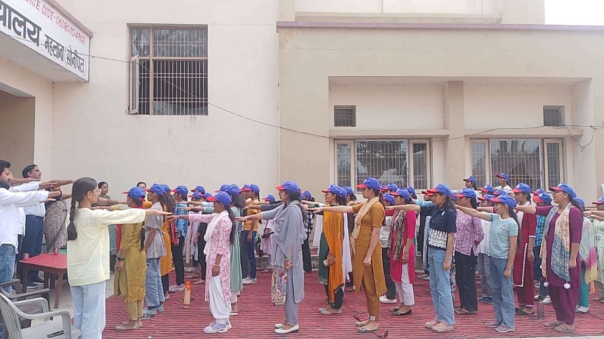 Volunteers took an oath to keep the canals clean.