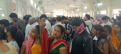 Patient Rush at SN Medical College Agra as Weather Change Triggers Cold Fever and Allergy Cases