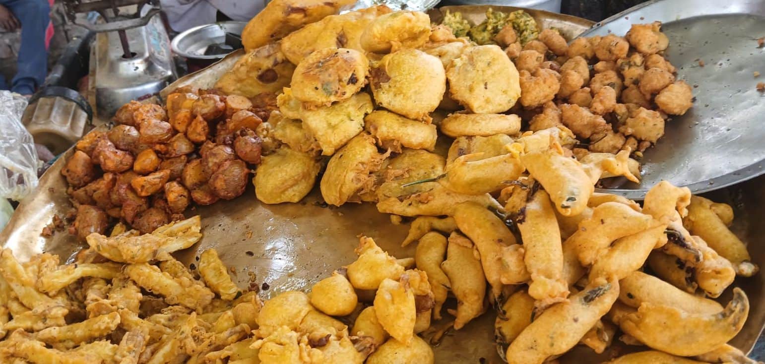 फोटो 01कासगंज के नदरई गेट बाजार में  ठेला पर बिक्री के लिए रखे पकौडे़। संवाद