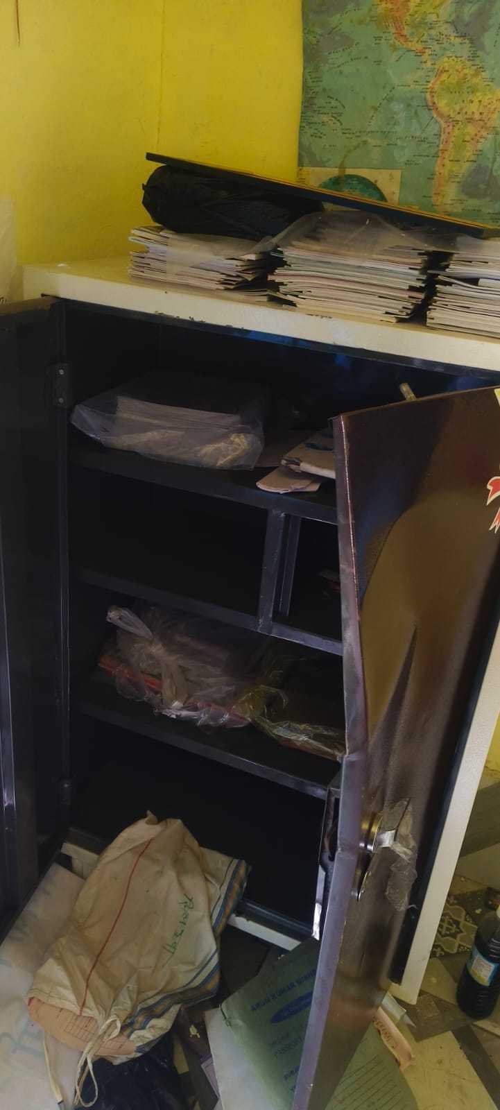 Cylinder and furnace stolen by breaking the lock of the school gate
