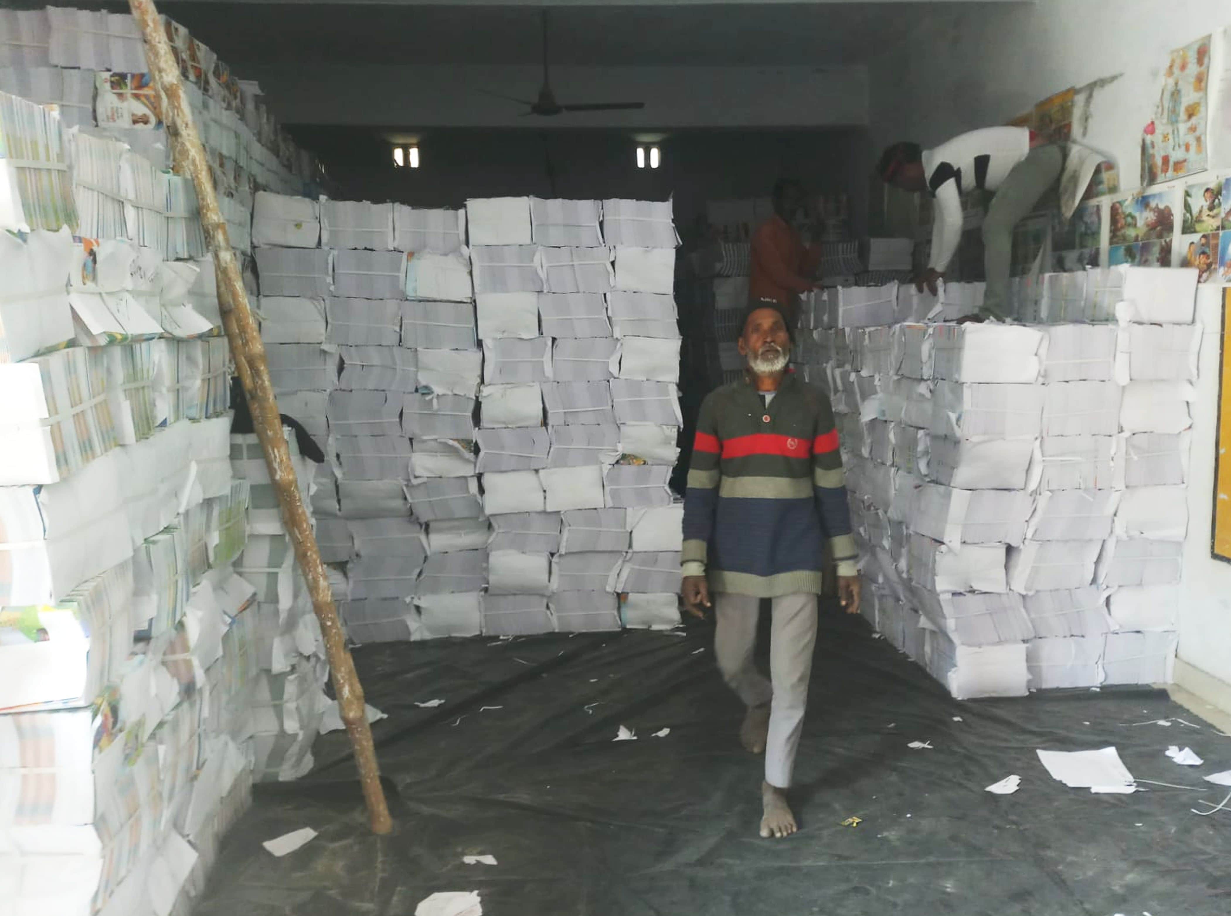 फोटो-05-महात्मा गांधी कंपोजिट विद्यालय में रखी गई पाठ्य पुस्तिकाएं। संवाद