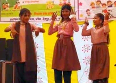 फोटो 14 एमएएचपी 14 परिचय-वार्षिकोत्सव में देशभक्ति गीत पर प्रस्तुति देते बच्चे। संवाद