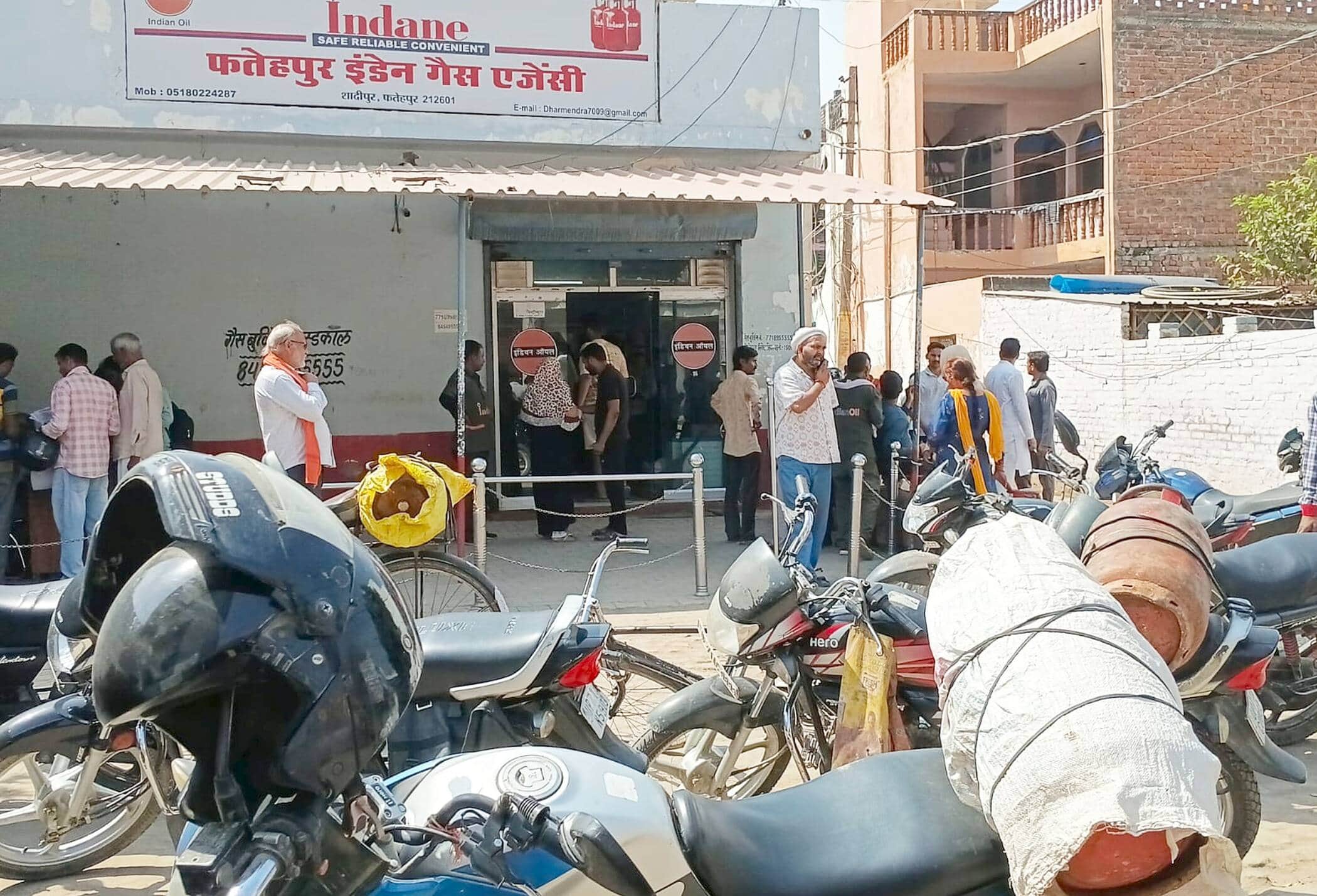 फोटो-23-इंडेन गैस एजेंसी शादीपुर में लगी गैस उपभोक्ताओं की भीड़। संवाद