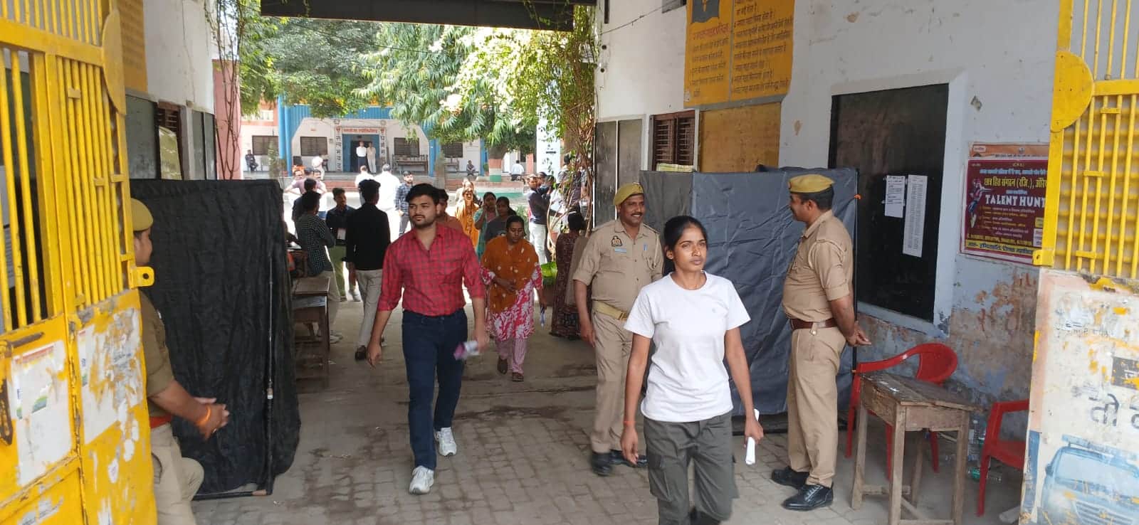 फोटो-23- परीक्षा देने के बाद केंद्र के बाहर निकलते अभ्यर्थी। संवाद