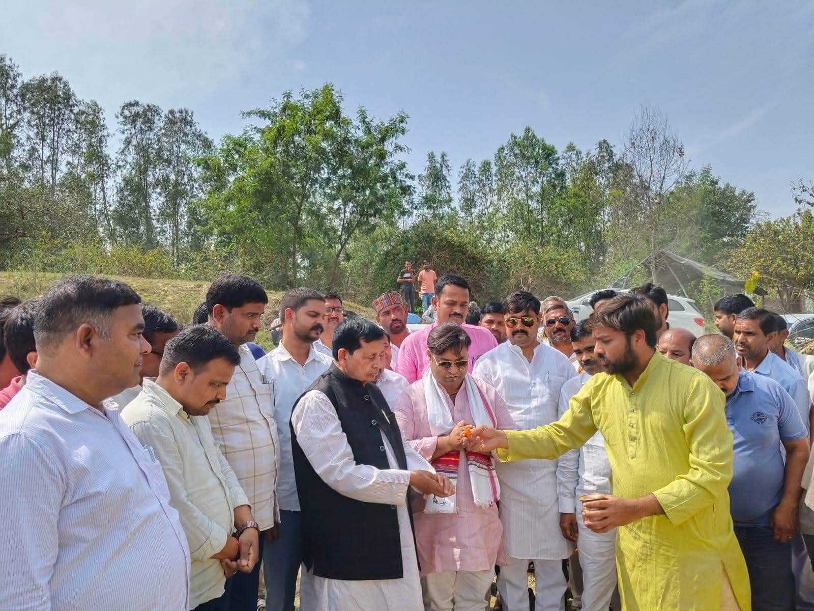 फोटो-23-शिलान्यास और भूमि पूजन के दौरान पूजन करते विधायक रामपाल वर्मा व अन्य। संवाद