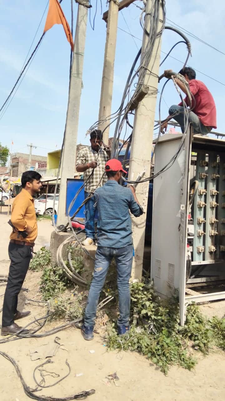 फोटो-26- बिजली परिवर्तक की मरम्मत करते लाइनमैन। स्रोत:कर्मी