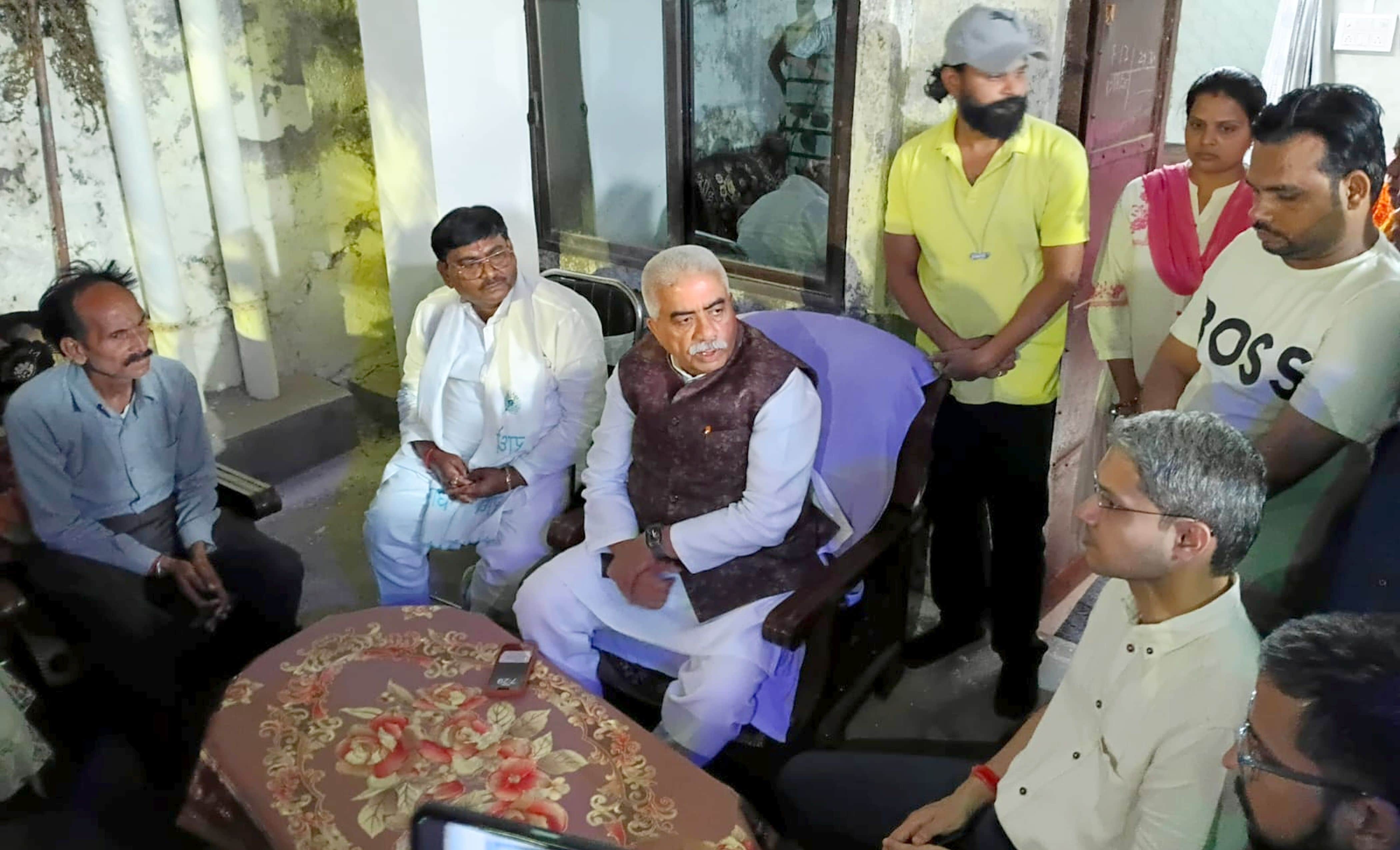 फोटो-27-अमर के पिता से बातचीत करते कैबिनेट मंत्री राकेश सचान व मौजूद डीएम। संवाद