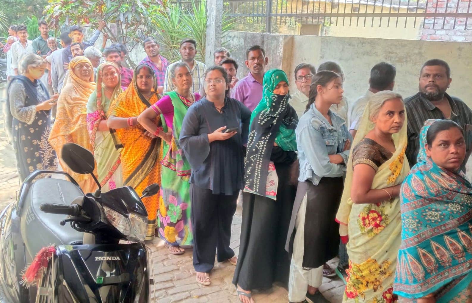 फोटो-28- कोयल बाग कालोनी स्थित विद्युत उपकेंद्र पर लगी उपभोक्ताओं की लाइन। संवाद