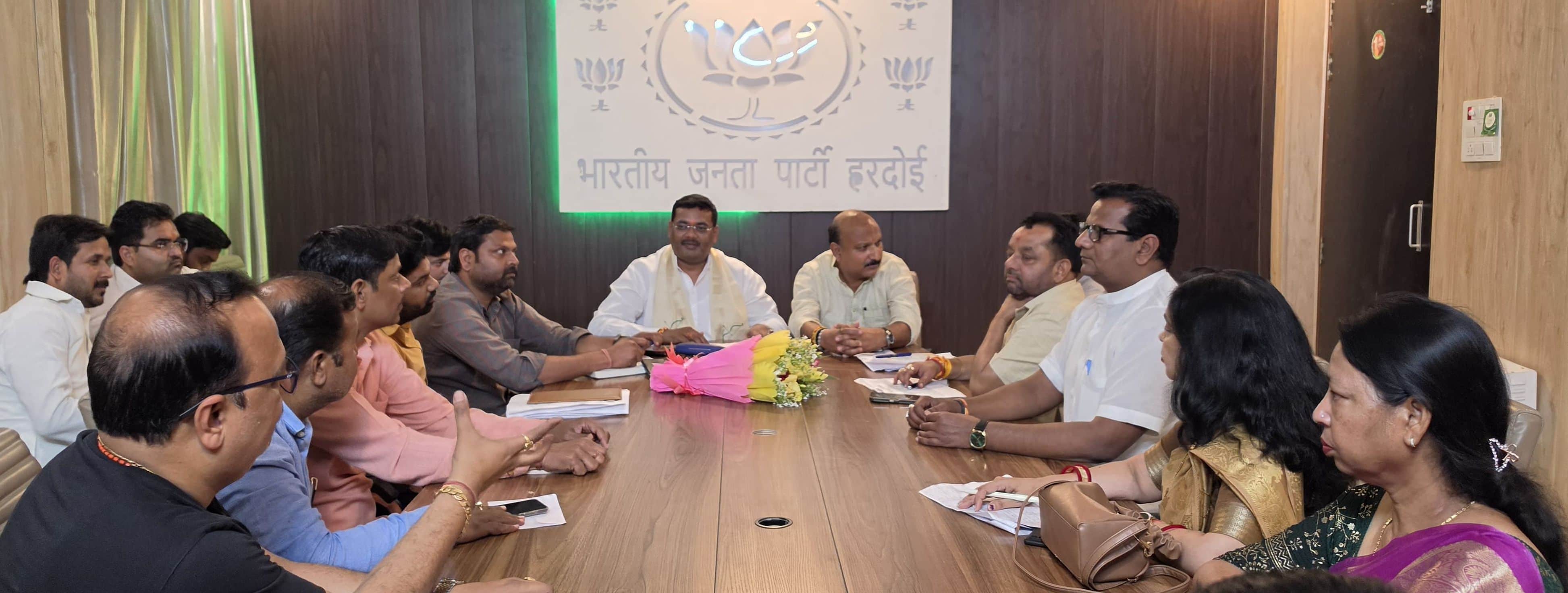 फोटो 33: भाजपा अवध क्षेत्र के महामंत्री विजय प्रताप सिंह, जिलाध्यक्ष अजीत सिंह बब्बन पदाधिकारि