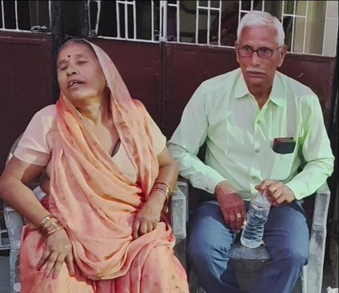 Scammers posing as police officers duped a couple of their jewellery.