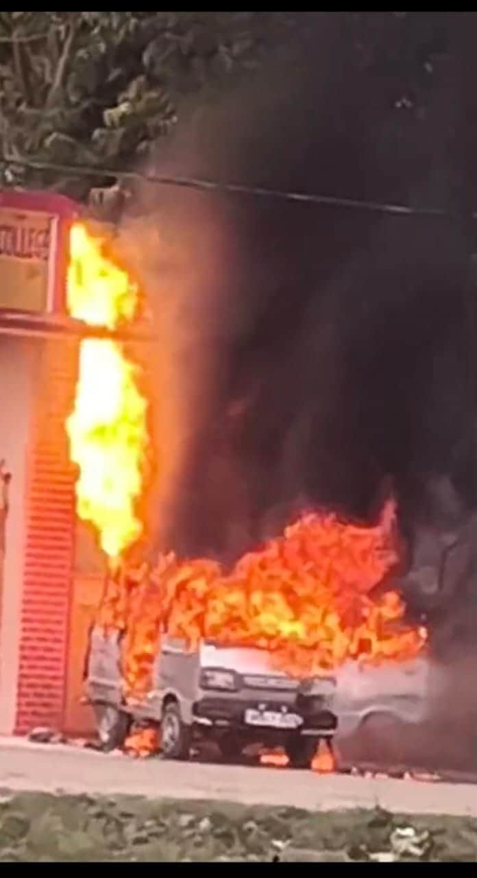 फोटो-36-कार से उठतीं लपटें। संवाद