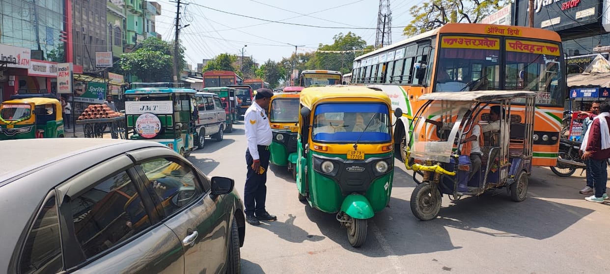 Candidates thronged the streets, causing traffic jams in the city