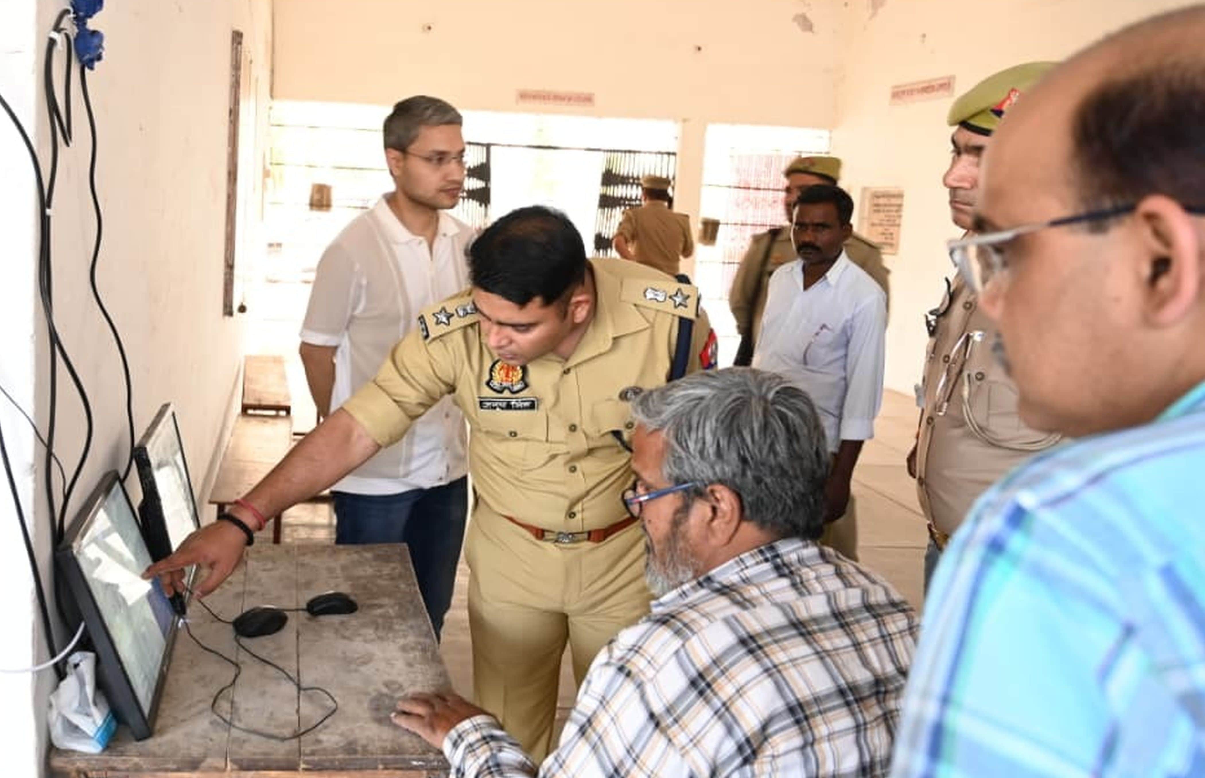 फोटो-46-परीक्षा केंद्रों में लगे सीसी टीवी का निरीक्षण करते डीएम व एसपी। स्रोत सूचना