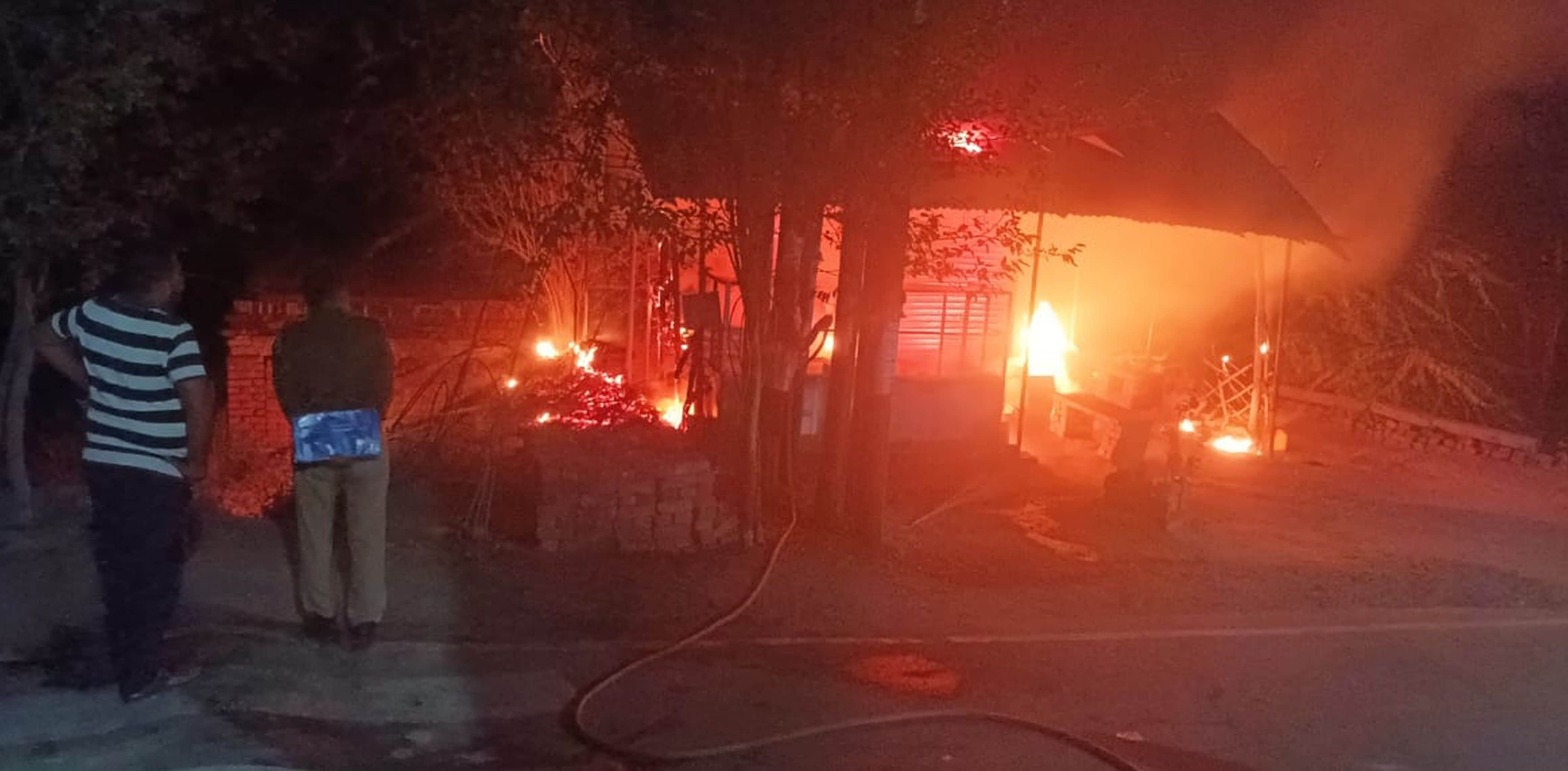 फोटो-54-दुकान में लगी आग। संवाद