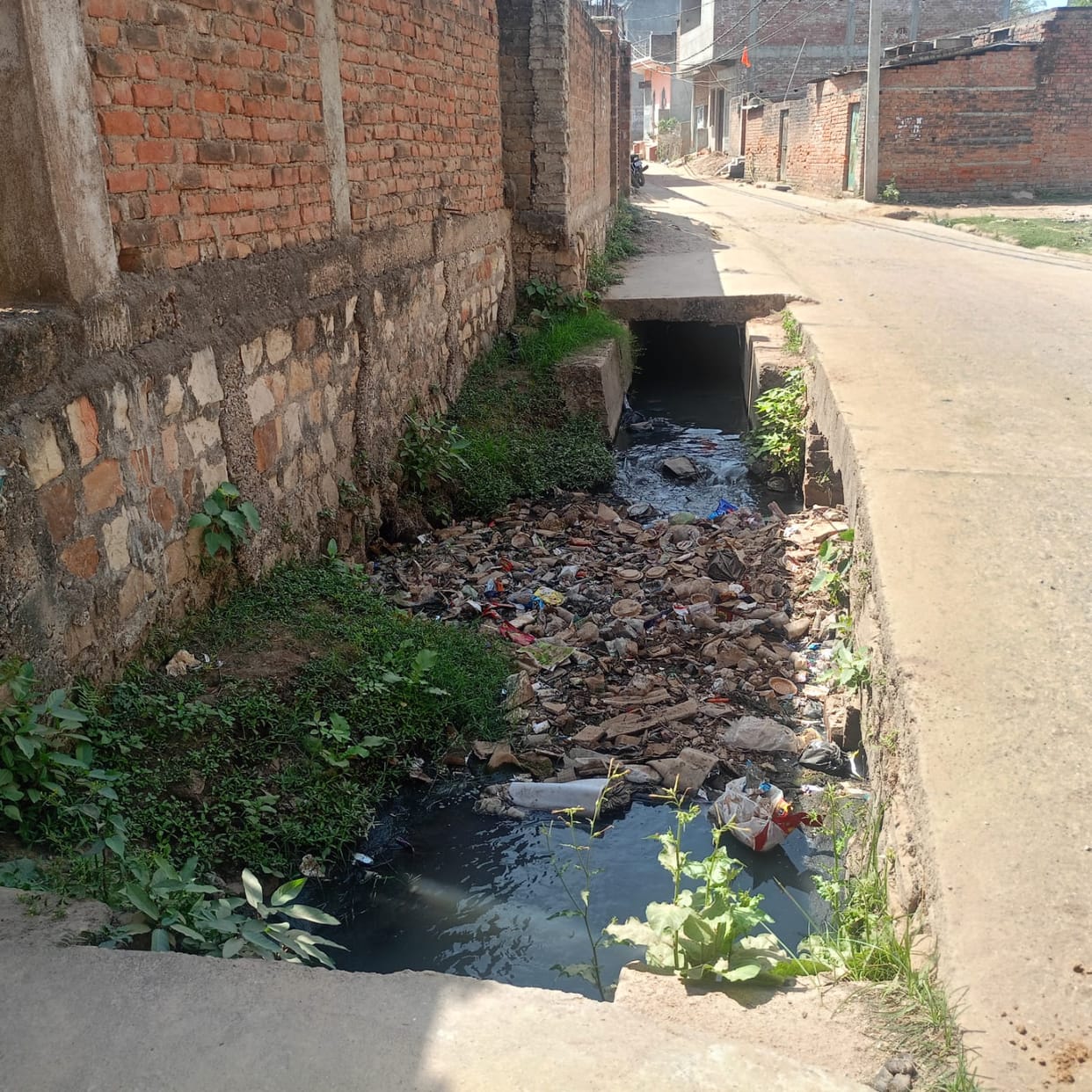 Dissatisfaction in two neighborhoods due to lack of cleaning of drain