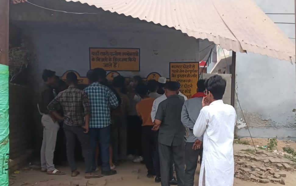 फोटो09कासगंज में बिलराम गेट विद्युत निगम कार्यालय पर रिचार्ज जमा करने के लिए लगी भीड़। स्रो