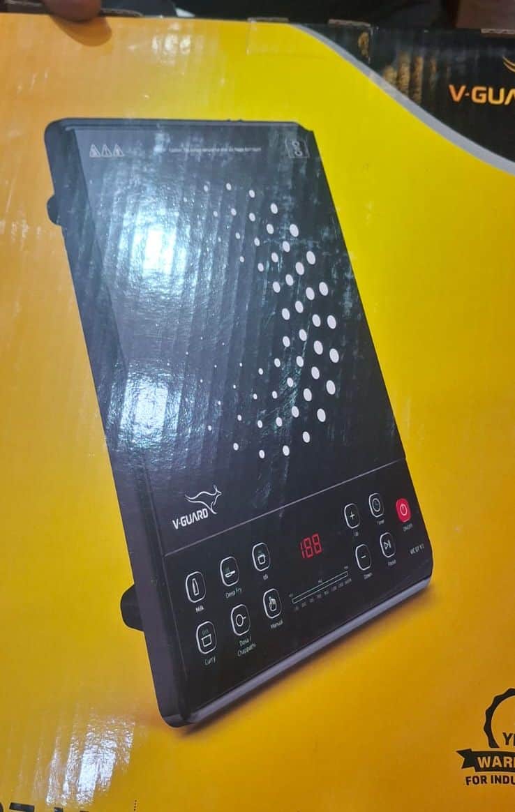 फोटो11कासगंज में दुकान पर बिक्री के लिए रखे इंडक्शन ।संवाद