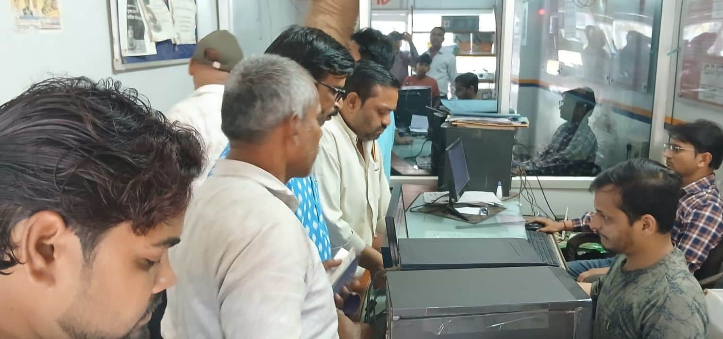 फोटो13कासगंज में गैस बुकिंग कराने के लिए एजेंसी पर लगी भीड़। संवाद