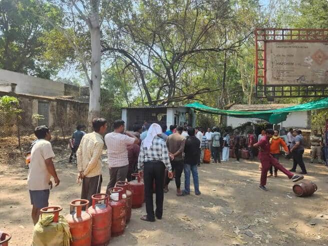 गैस के लिए लगी लंबी लाइन।