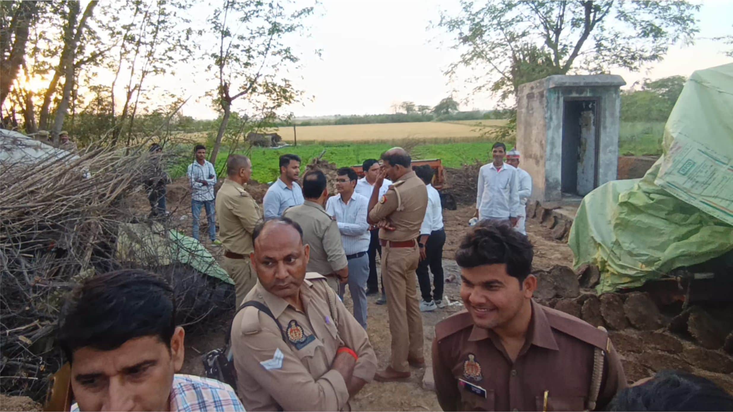 गांव खरौट में अवैध कब्जा हटवाती तहसील की टीम। 