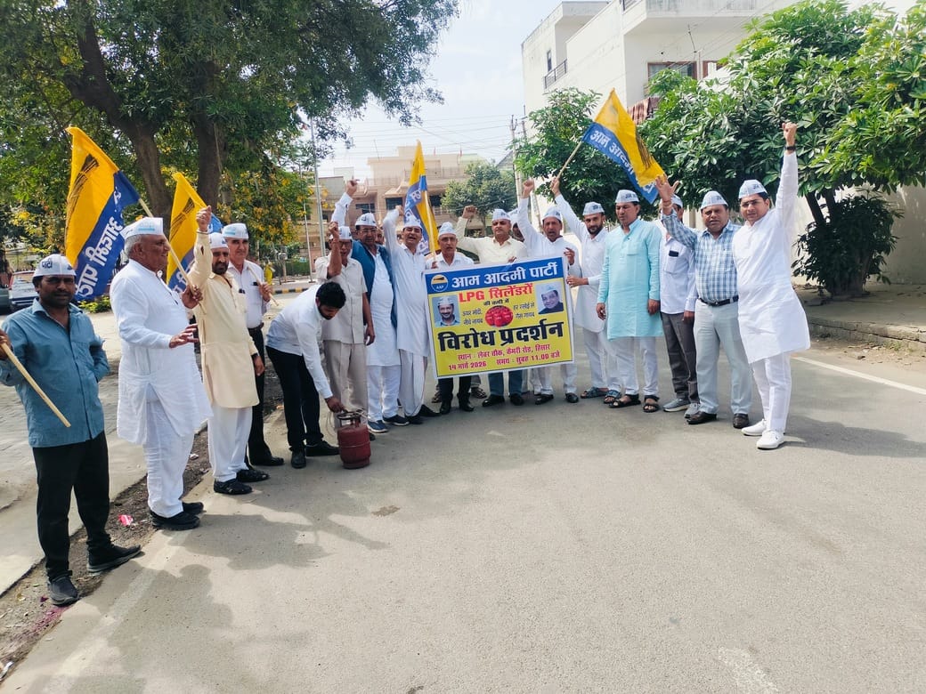 AAP workers took to the streets to protest against the shortage of domestic gas.