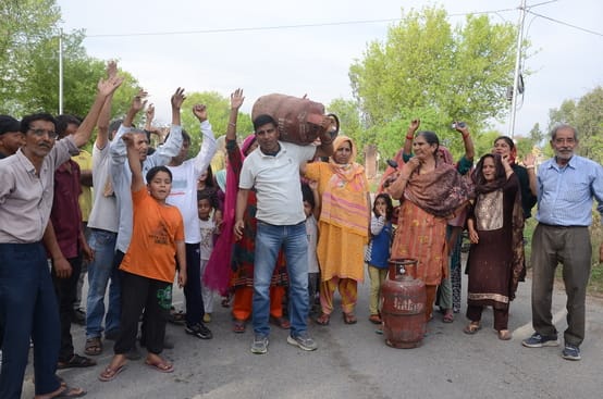 घरेलू गैस सिलेंडर की किल्लत को लेकर कठुआ में प्रदर्शन करते लोगसंवाद