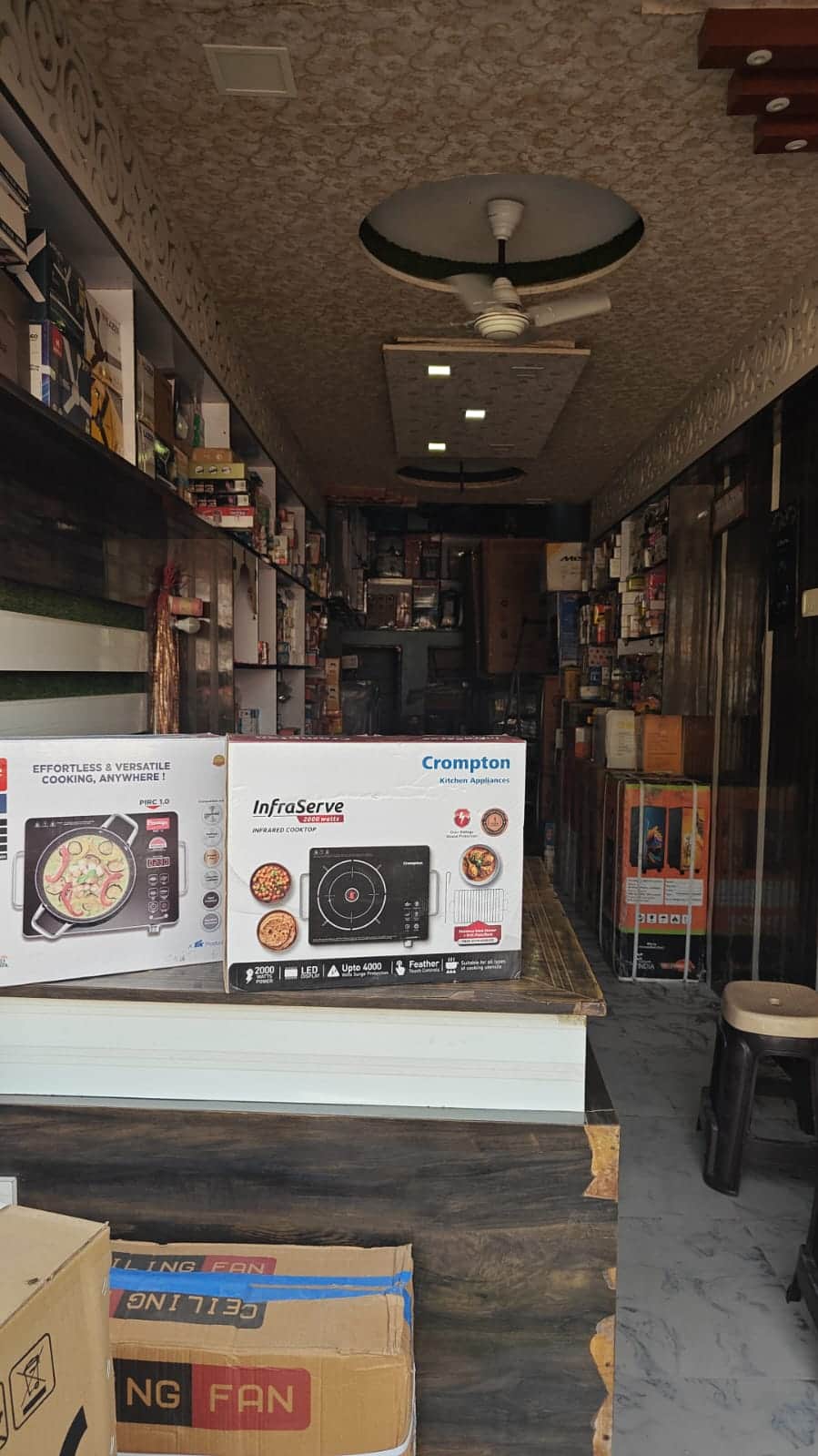 इलेक्ट्राॅनिक की दुकान पर रखा इंडक्शन चूल्हा- संवाद