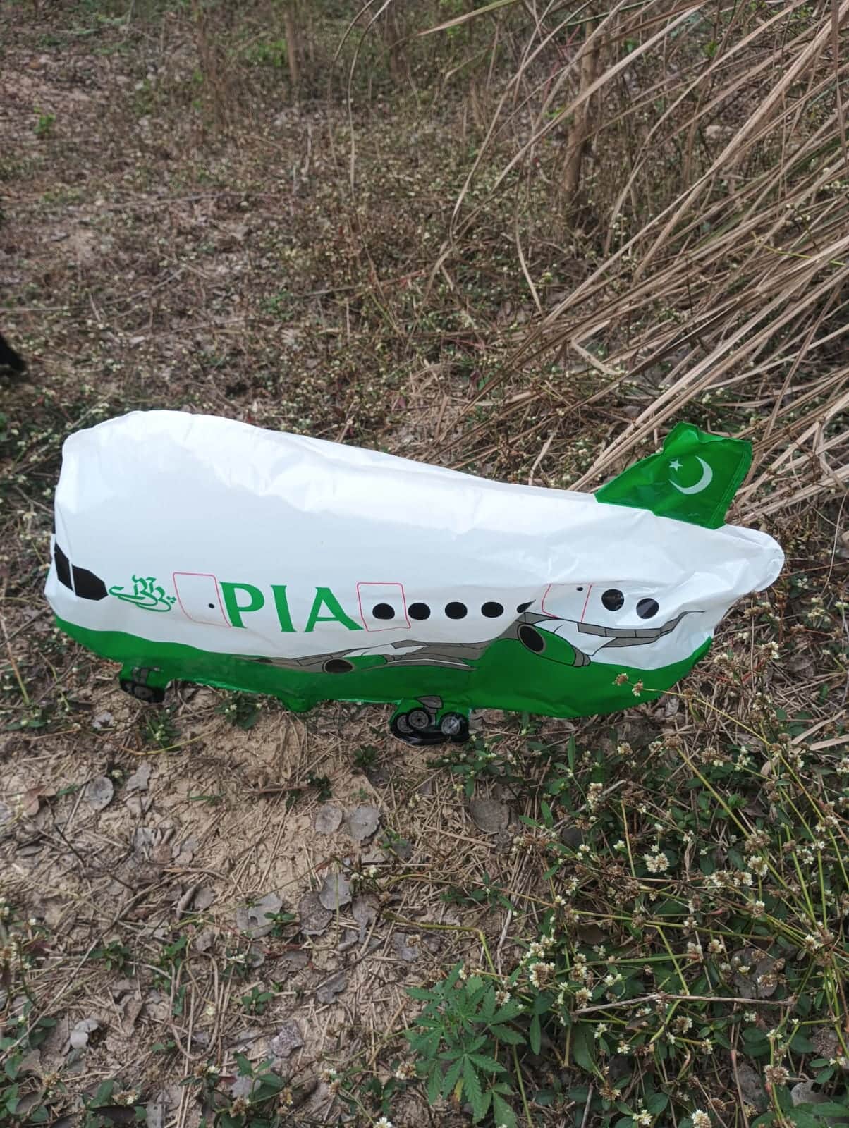 इंदौरा के टांडा क्षेत्र में मिला संदिग्ध गुब्बारा। -स्रोत : जागरूक पाठक