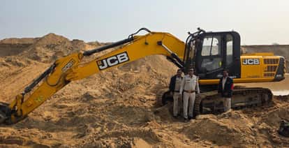 Action Taken Against Illegal Sand Mining in Bakawand Poclain Machine Seized from Bhaskali River in Jagdalpur
