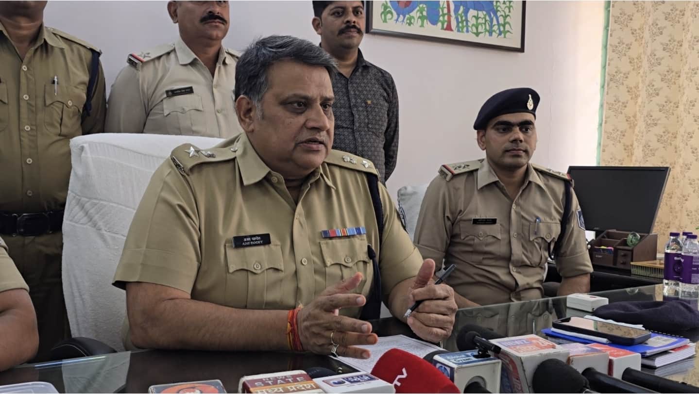 मामले की जानकारी देते हुए पुलिस अधिकारी।