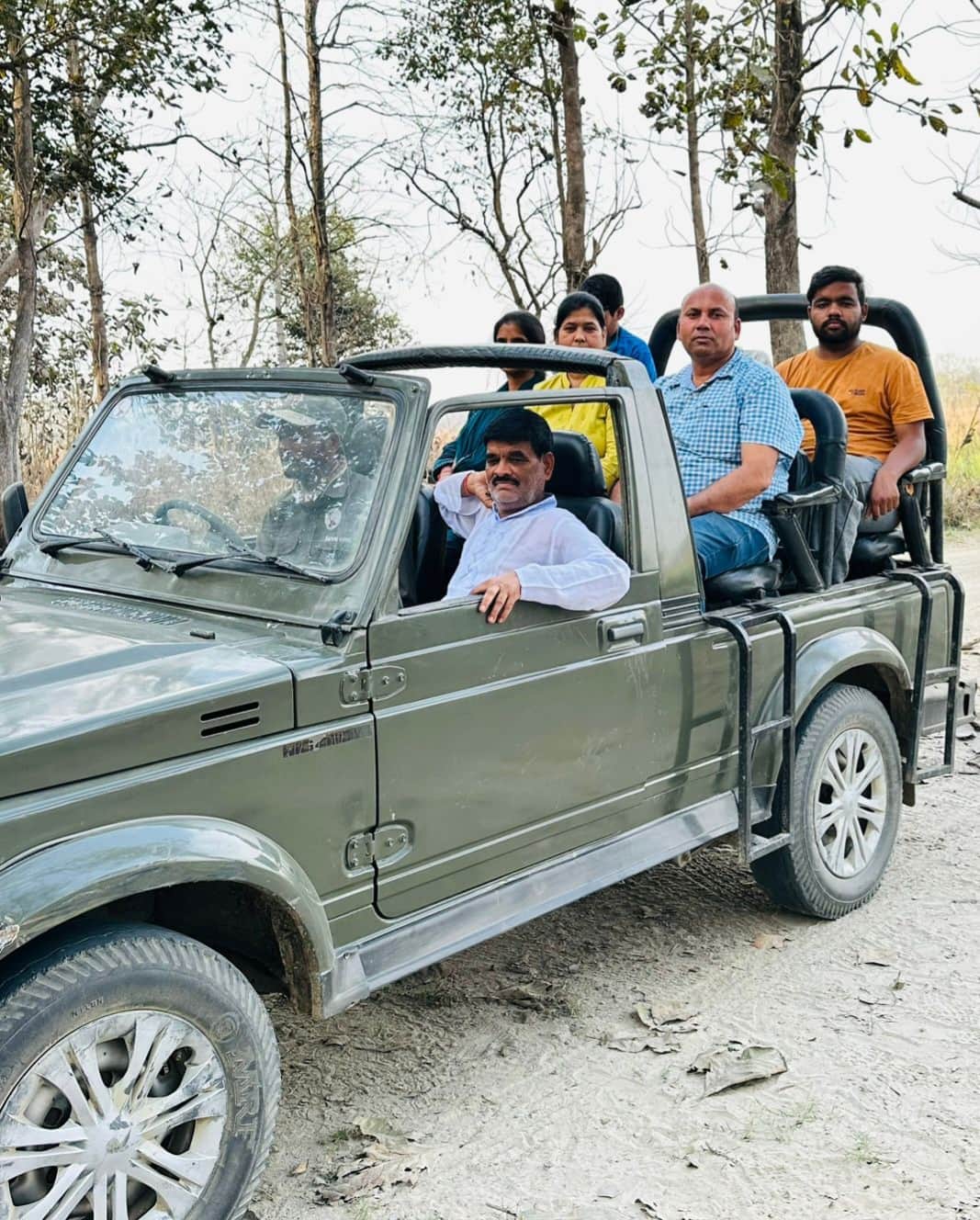 जंगल सफारी का आनंद लेते पर्यटक। संवाद