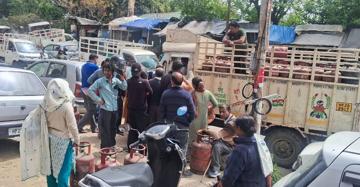 LPG cylinder gas vehicle heading for the village was surrounded in the city, many returned empty-handed.