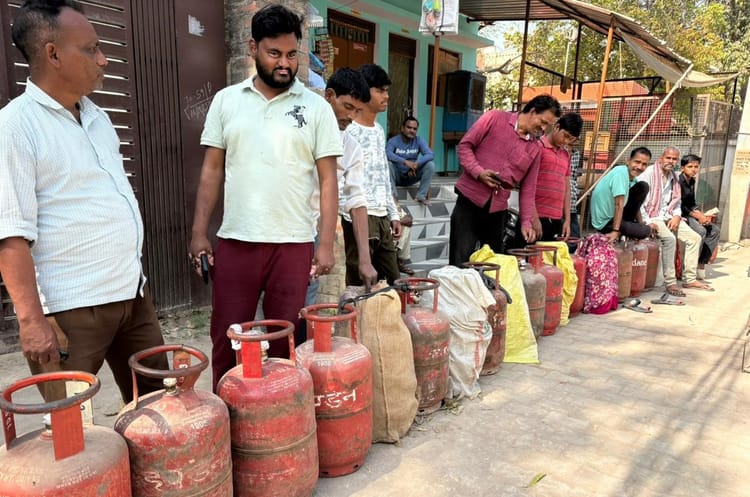 Delhi : गैस न मिलने से कामगारों-मजदूरों पर संकट, बुकिंग के बाद डिलीवरी में लंबा इंतजार, गरीबों की बढ़ी मुश्किल