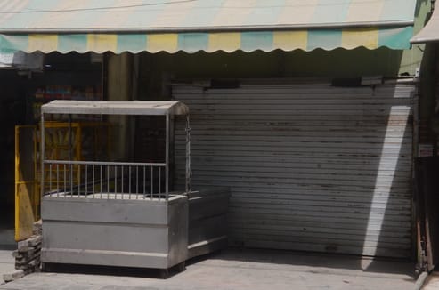 Many restaurants and eateries in Coaching Mandi are closed, and hostel students return home.