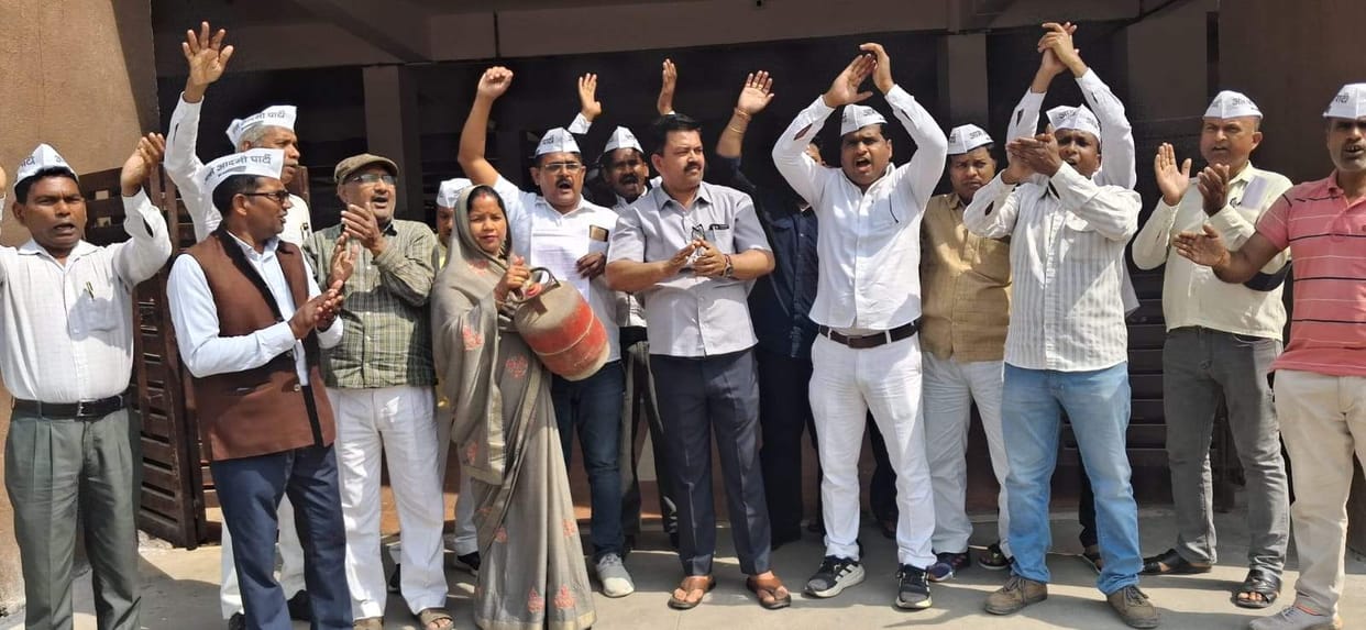 AAP protests against the increase in cylinder prices