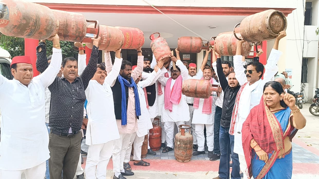 SP workers protested against the gas cylinder crisis.