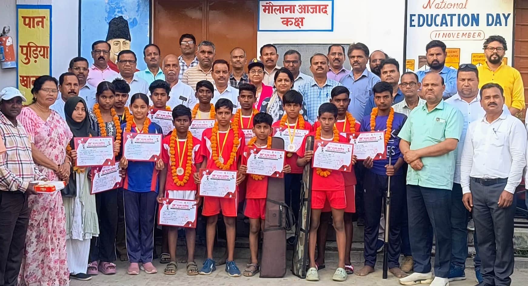  कंपोजिट विद्यालय चक अहमदपुर में सम्मानित हुए खिलाड़ी। 