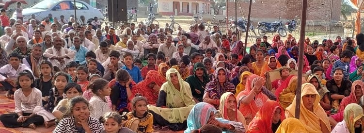 Devotees were overwhelmed with emotion upon witnessing Mira Bai's unwavering devotion to God.