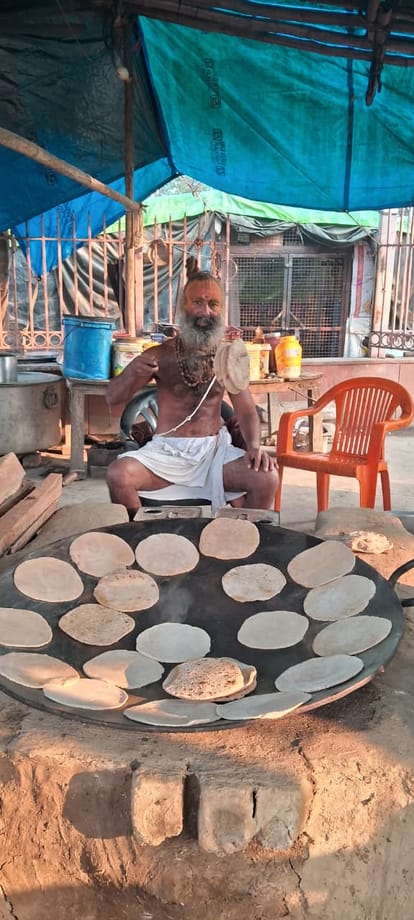 In Allahabad, 'roti Wale Baba' Is Feeding The Hungry After Closing His Shop. - Mathura News - Mathura News:इलाहाबाद में दुकान बंद कर भूखों का पेट भर रहे हैं रोटी वाले बाबा