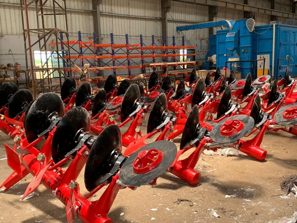 Roving mills and agricultural equipment industries are on the verge of closure due to the halt in the supply of commercial cylinders.