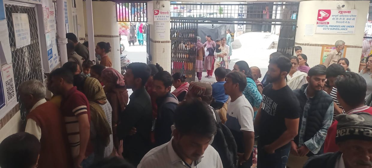 With the change in weather, the number of viral and pneumonia patients in hospitals has increased.
