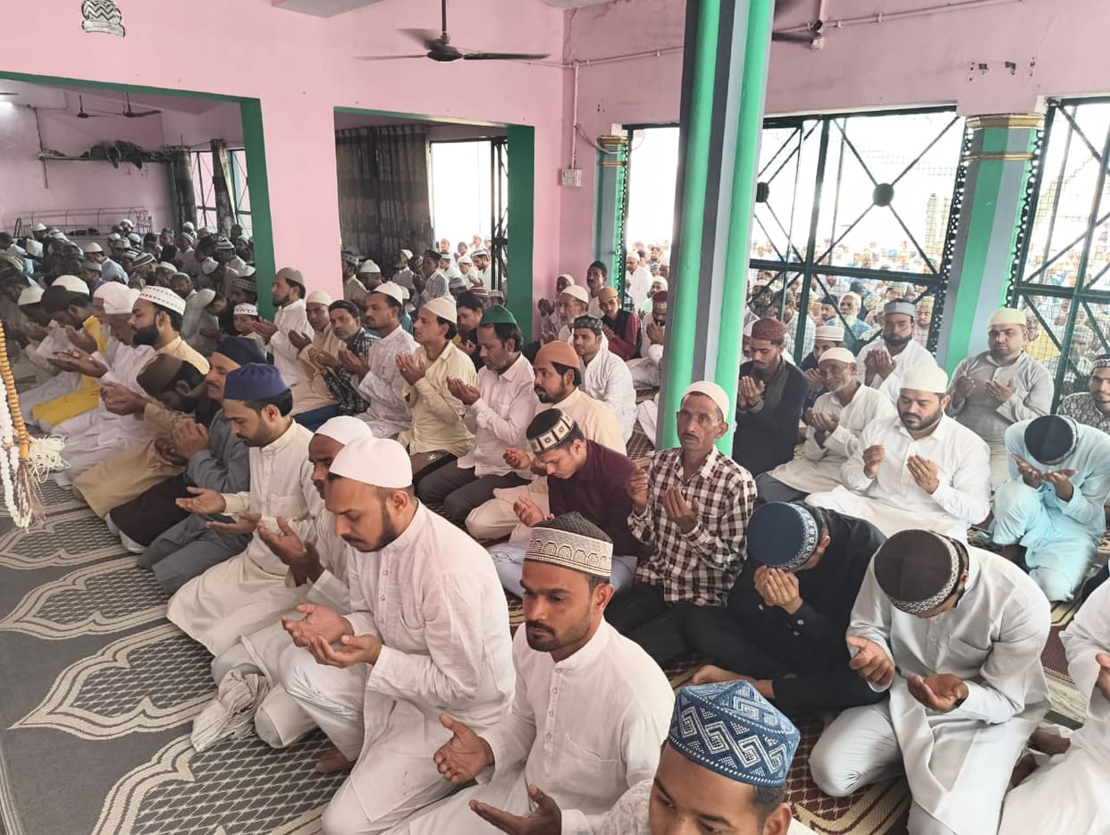 Thousands of heads bowed in the presence of Allah, offering prayers for peace and harmony.